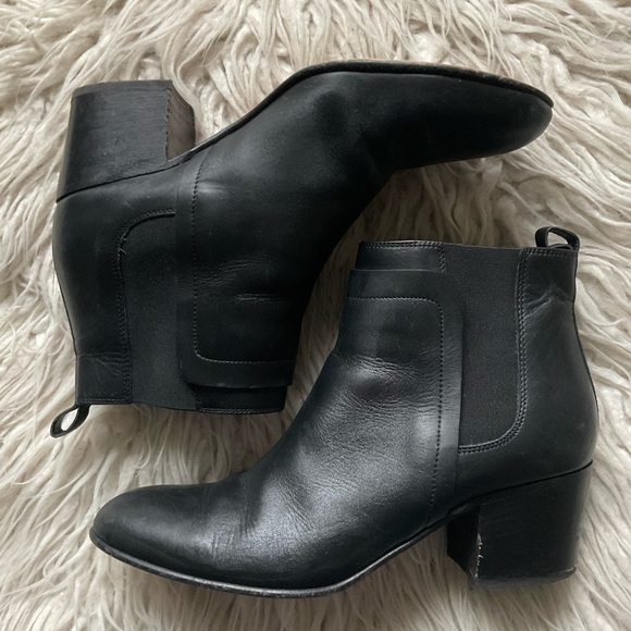 Vince Hallie Black Leather Block Heel Almond Toe Chelsea Ankle Boot EUC Size 8 - Picture 3 of 10